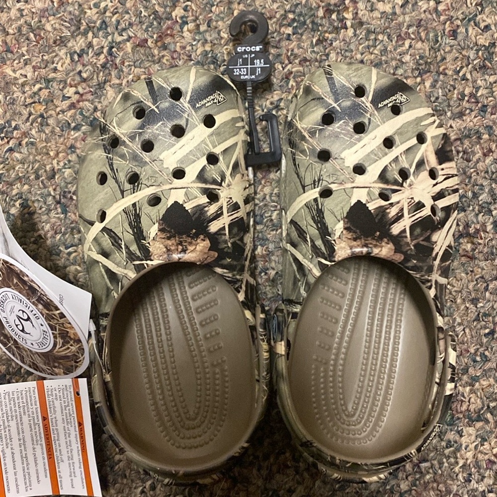 NWT Junior Crocs khaki camouflage size 1